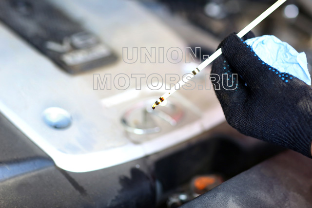 Замена моторного масла Nissan в техцентре Юнион Моторс: проверяем уровень масла по щупу