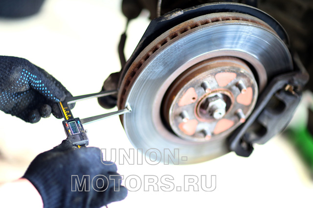 Замена тормозных колодок Nissan в техцентре Юнион Моторс: измерение остаточной толщины тормозного диска