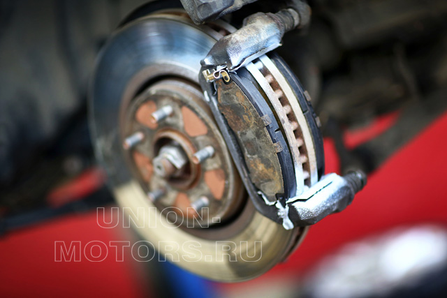 Замена тормозных колодок Nissan в техцентре Юнион Моторс: колодки с противоскрипными пластинами
