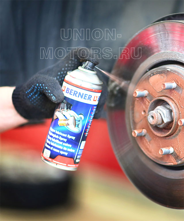 Замена тормозных колодок Nissan в техцентре Юнион Моторс: нанесение медной консервирующей смазки на резьбу колесных шпилек