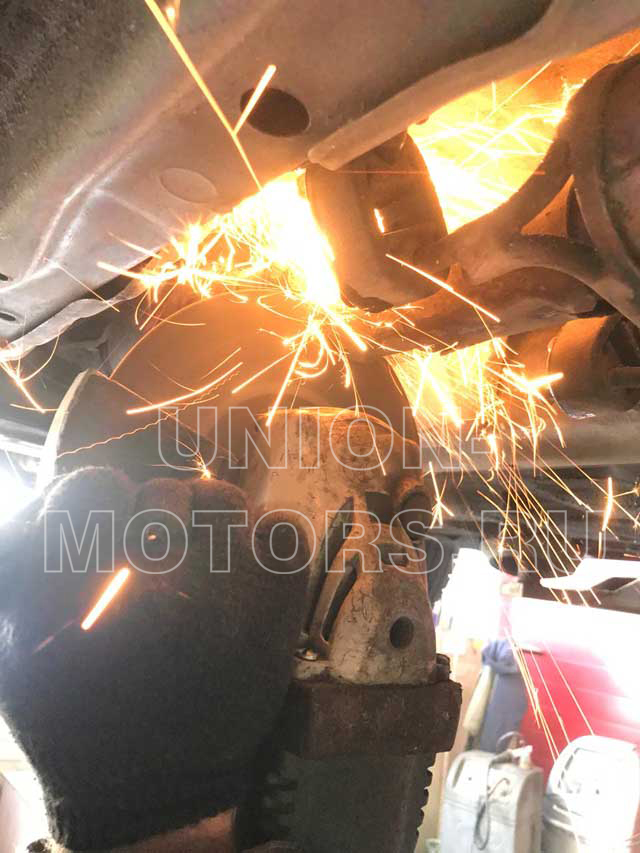 Отрезание фланцевого соединения глушителя Nissan в месте коррозии