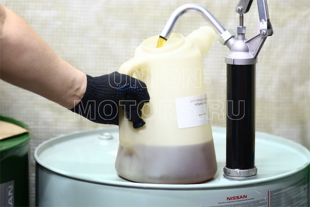 Замена моторного масла Nissan в техцентре Юнион Моторс: заливаем новое моторное масло в мерную емкость