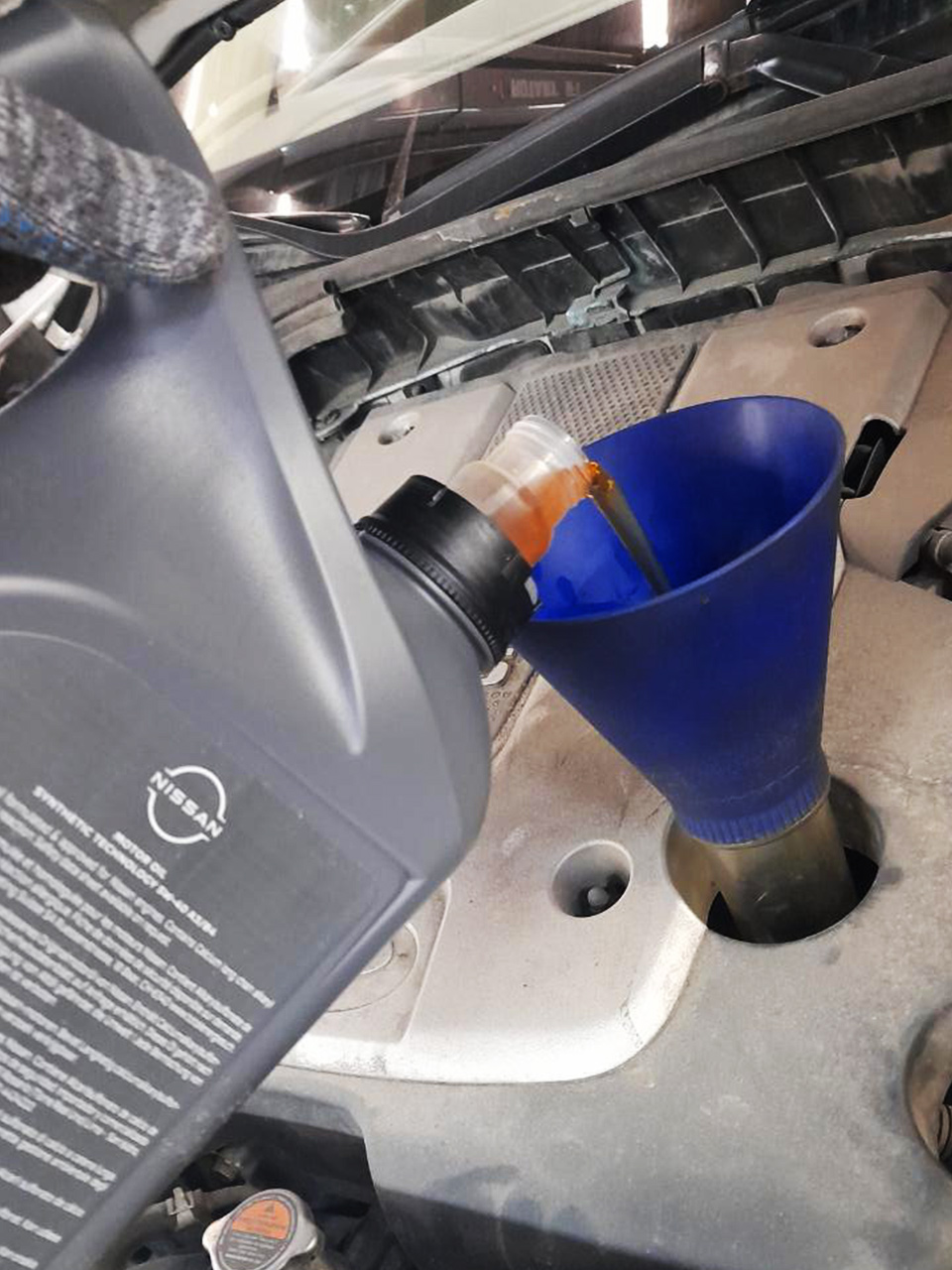 Заливаем моторное масло Nissan X-Trail T32