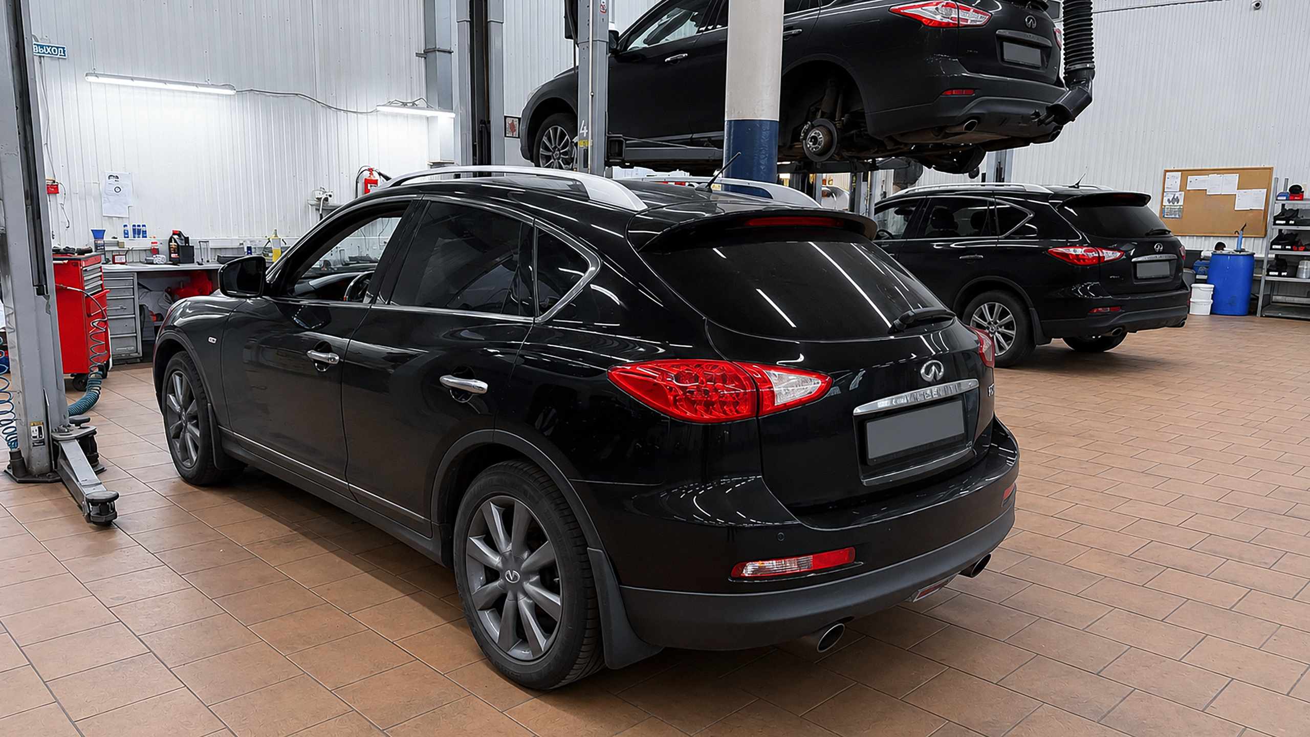 Infiniti EX J50 в техцентре перед заменой масла, пробег 219 826 км.