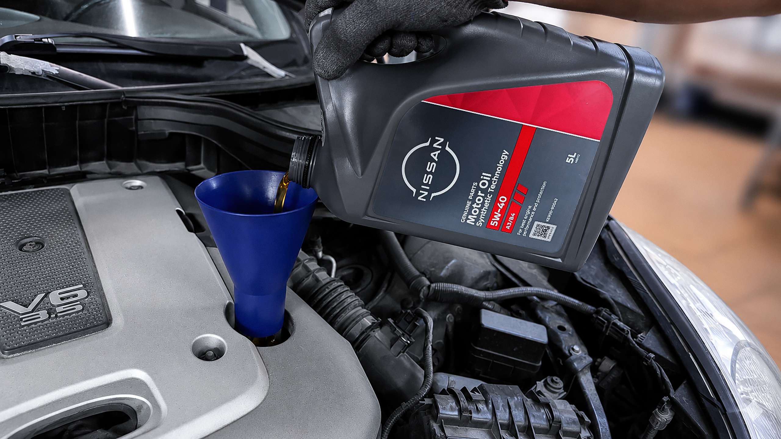 Залив нового моторного масла 5W-40 в двигатель VQ35HR Infiniti EX. Держим на выбор оригинальное масло Nissan и аналоги ведущих производителей:&nbsp;Motul,&nbsp;Shell,&nbsp;Mobil.